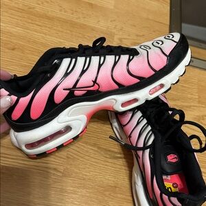 Nike Women's Black and Pink Air Max Sneakers